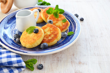 Cheesecakes of cottage cheese with honey and berries for breakfa