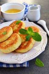Cheesecakes of cottage cheese with honey and berries for breakfa