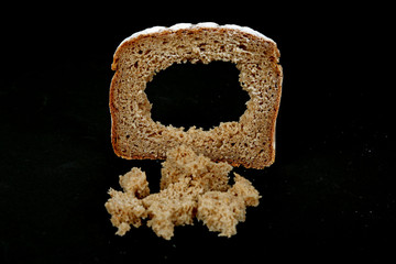 Brotscheibe und Brotbrocken