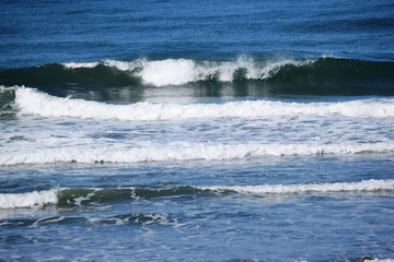 日本海の荒波／山形県の庄内浜で日本海の荒波風景を撮影した写真です。庄内浜は非常にきれいな白砂が広がる海岸と、奇岩怪石の磯が続く大変素晴らしい景観のリゾート地です。