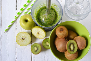 Smoothies of  kiwi, green apple and spinach, cooking process