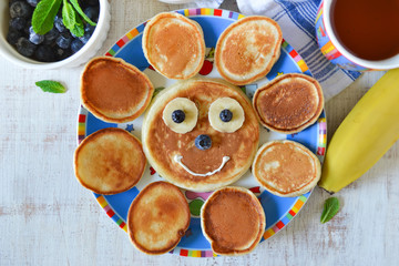 Sun for breakfast of pancakes with bananas and blueberries