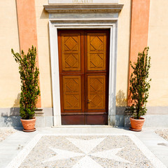 detail in  wall door  italy land europe architecture and wood th