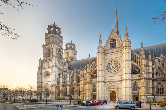 La cathédrale Sainte Croix d'Orléans, portail latéral.