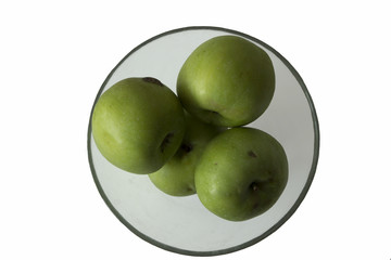 Яблоки в прозрачной вазе на белом фоне