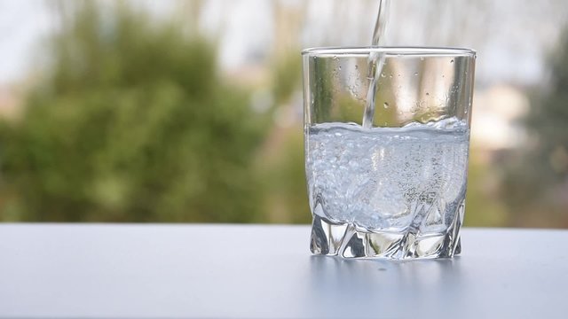 L’eau minérale versée dans un verre