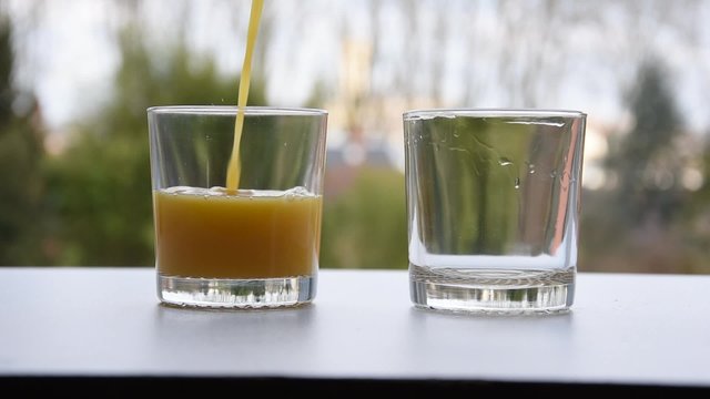 Jus d'orange vers&eacute; dans deux verres