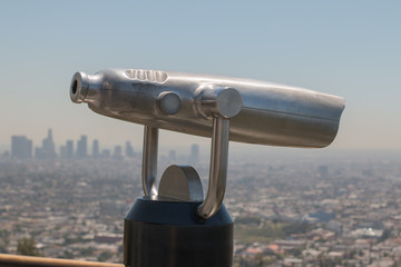 Fernglas mit der Skyline von Los Angeles im Hintergrund