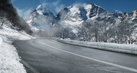 Winterliche Straße durch die Schweizer Alpen
