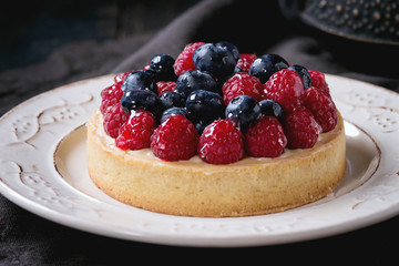 Tart with fresh berries