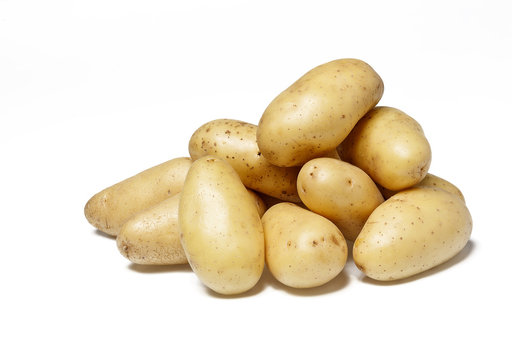 mehrere Kartoffel auf weissem Hintergrund