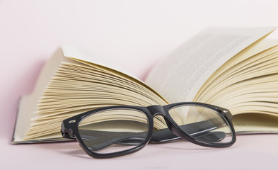 Brille mit Buch