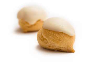 Bignè con crema e glassa