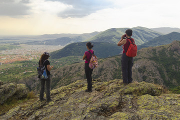 Obraz premium Beautiful landscape with tourists in high mountain