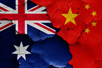 Fotobehang vlaggen van Australië en China geschilderd op gebarsten muur © daniel0