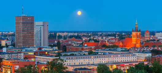 Fototapety  Panorama z lotu ptaka nowoczesnego miasta i starego miasta z kościołem św Katarzyny w księżycową noc w Gdańsku, Polska