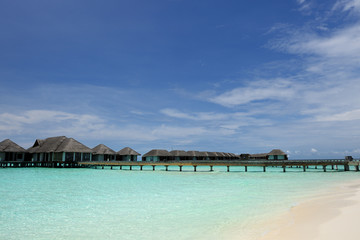 Obraz premium Beautiful beach with water bungalows