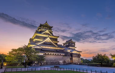 Fototapeten Schöner Sonnenuntergang am Schloss Kumamoto in Kumamoto, Japan © kanonsky