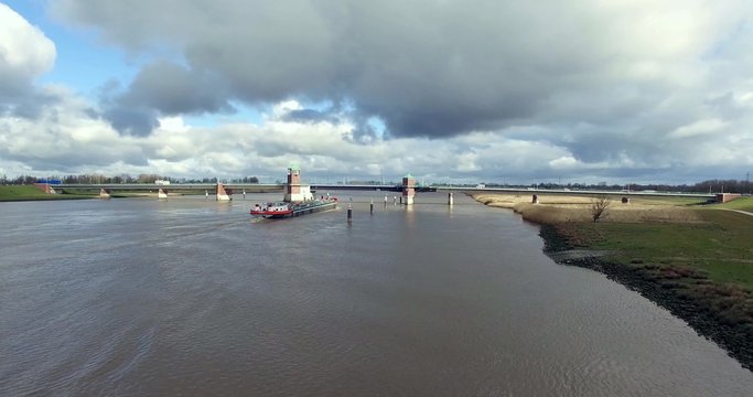 Landschaften in Ostfriesland, Binnenschiff auf der Ems zwischen Bingum und Leer