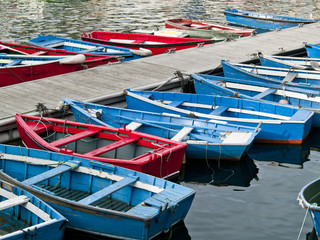 Barcas en amarre de vivos colores rojo y azul
