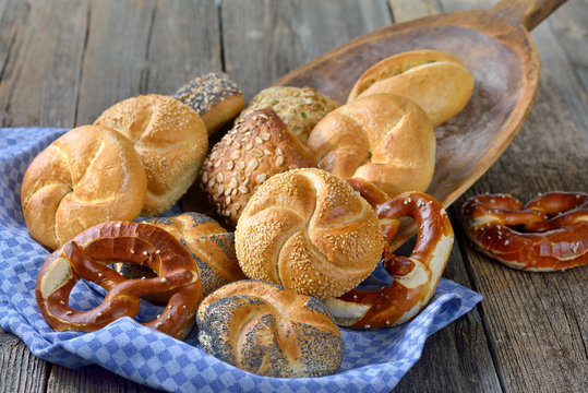 Ofenfrische bayerische Semmeln und Brezen auf einem alten Backbrett - Oven fresh  Bavarian rolls and pretzels on a vintage baking board