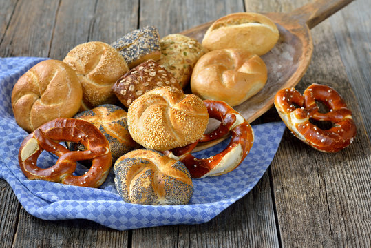 Ofenfrische bayerische Semmeln und Brezen auf einem alten Backbrett - Oven fresh  Bavarian rolls and pretzels on a vintage baking board