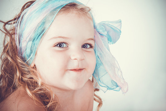 bella bambina di 3 anni sorridente