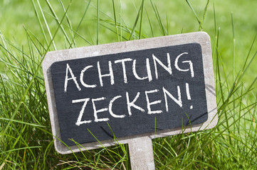 Kreidetafel mit Achtung Zecken
