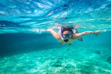 Afwasbaar fotobehang Mooie vrouwen snorkelen in de tropische zee © Patryk Kosmider