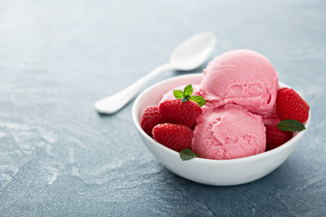 Raspberry ice cream in white bowl - obrazy, fototapety, plakaty