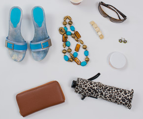 Sommer Mode Accessoires im Flat Lay Still auf weißem Hintergrund