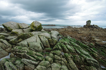 F, Bretagne, Finistère, dunkle Wolken in den Klippen bei Brignogan-Plage
