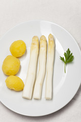 weißer Spargel mit Kartoffeln auf einem Teller