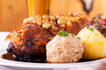 Bayerische Schweinshaxe
