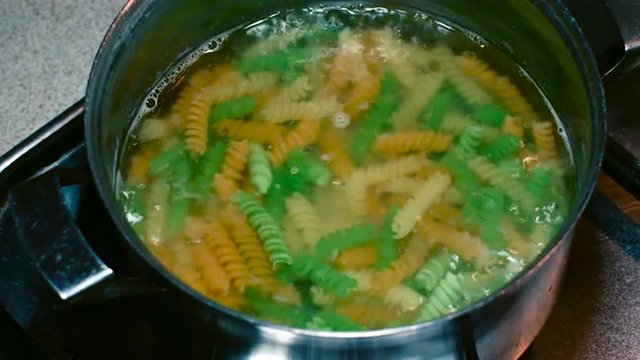 Throw the Pasta in a Pot Boiling Water Timelaps