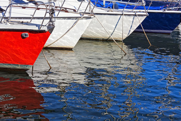 Naklejka premium Sailing boats, of various colors, moored