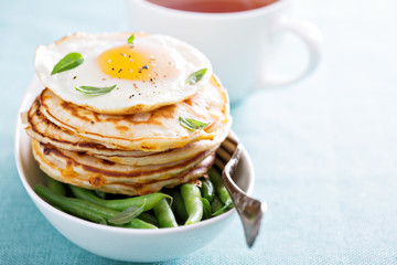 Cheese pancakes with green beans and egg