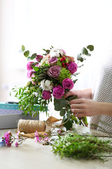 Obraz premium Woman making a flower bouquet