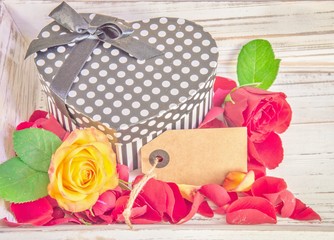 Blumengruß mit Geschenk Päckchen