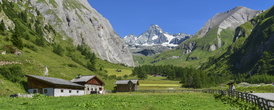 Fototapeta Panorama in den Osttiroler Alpen - Kals mit Blick vom Lucknerhaus zum Großglockner 3798m