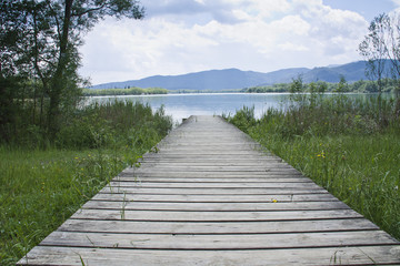 Primer plano del embarcadero del lago de Banyoles