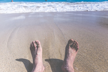 ビーチに座っている人の足