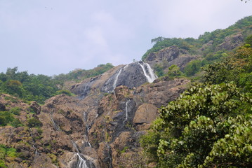 вид на водопад Дудхсагар  из окна поезда
