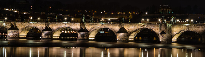 Fototapeta na wymiar Karlsbrücke bei Nacht Panorama