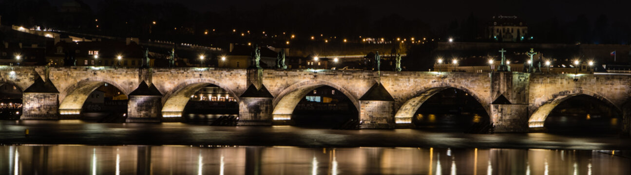 Karlsbr&uuml;cke bei Nacht Panorama