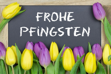 Frohe Pfingsten Tafel mit Gelb Lila Tulpen