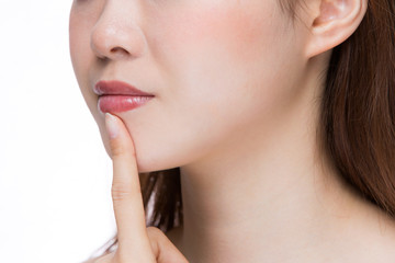 唇を指差す女性