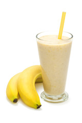 Bananenmilch-Smoothie auf weißem Hintergrund