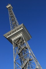 Fototapeta na wymiar Blick hinauf zum Berliner Funkturm