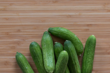 Minisalatgurken auf Bambusholzplatte